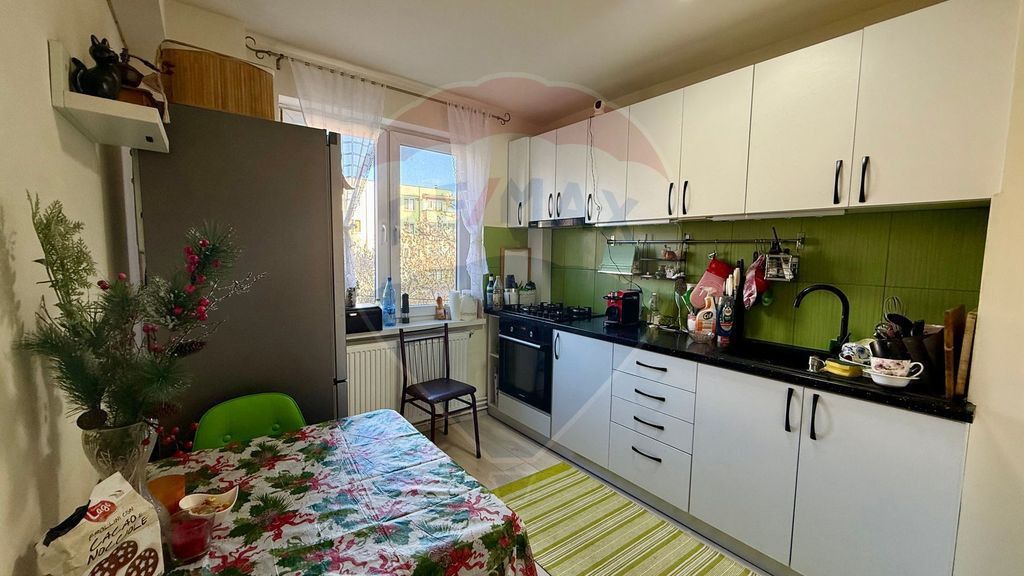 Apartament de vânzare 3 camere + garaj cu acces la boxă...
