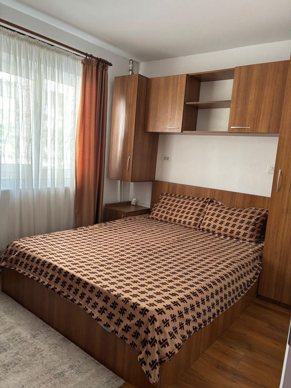 Apartament 2 camere zona Poarta 6