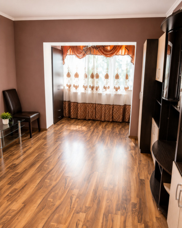 Apartament 2 camere, decomandat, 56 mp, 2 balcoane, etaj 1,