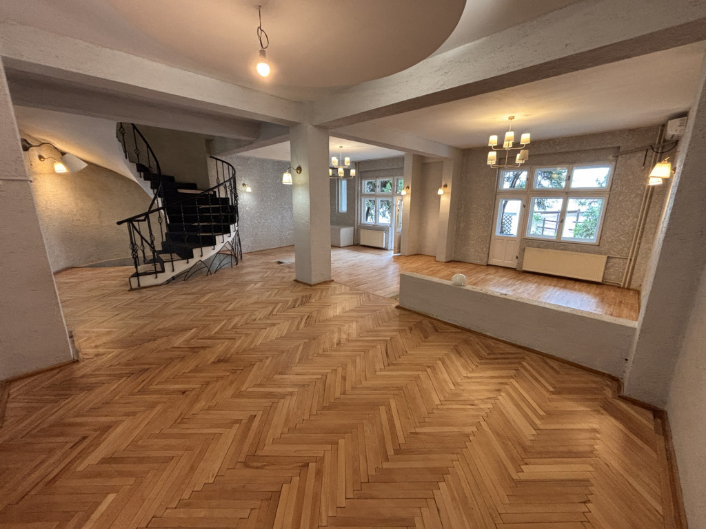 Vila l 6 Camere l Piata Alba Iulia l Curte