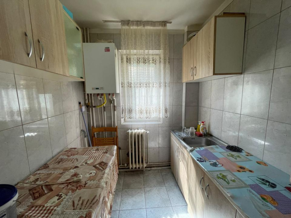 Apartament de vanzare 3 camere, zona Pacurari - Munca Invali