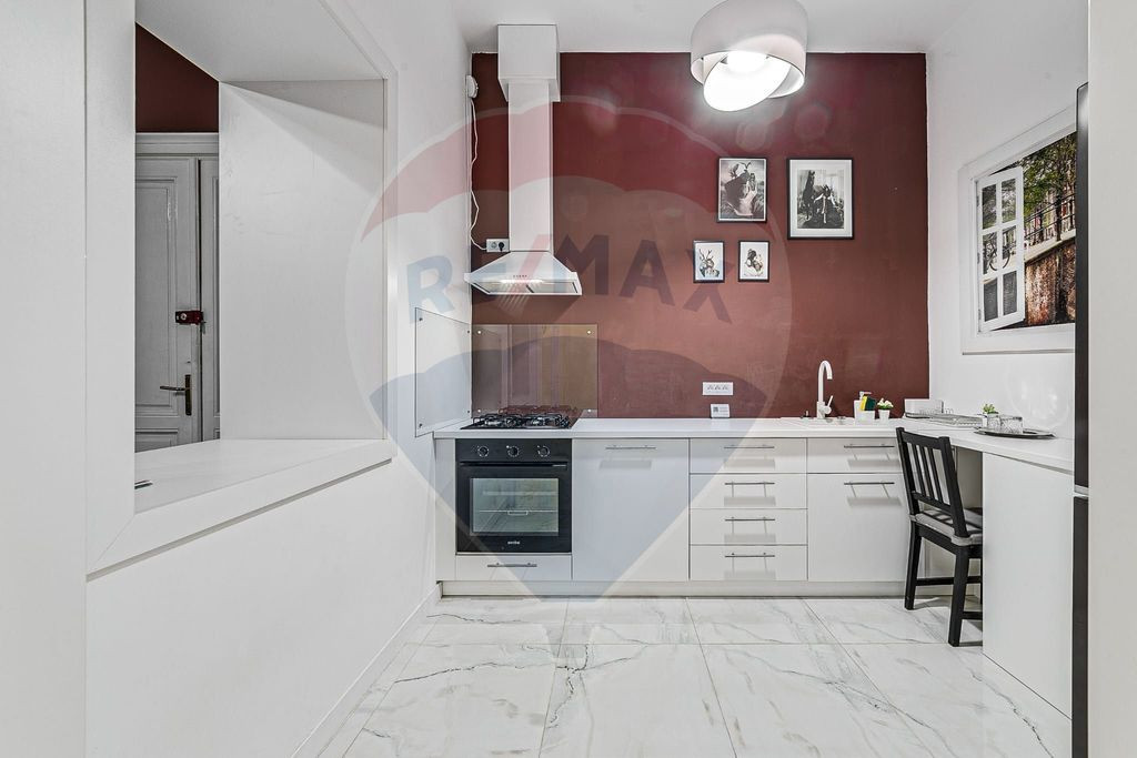 Apartament cu 3 camere pretebil pentru cabinet sau rezide...