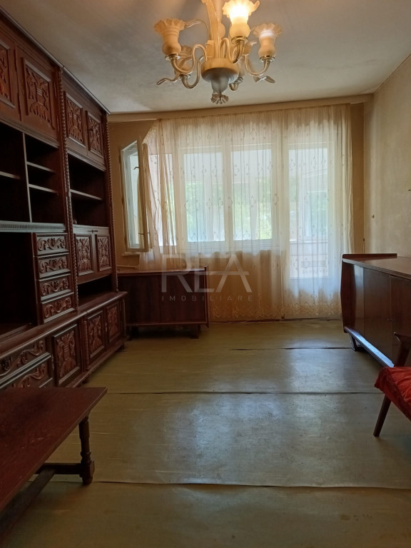 3 camere, et 1/9, anvelopat, 71 mp-Apusului