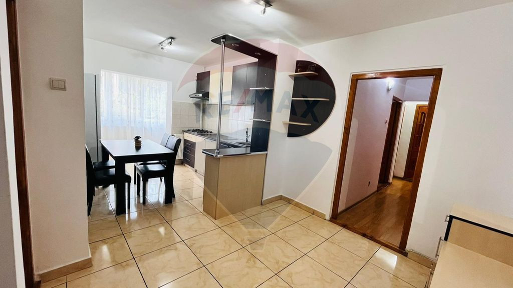 Apartament cu 3 camere de închiriat în zona Decebal