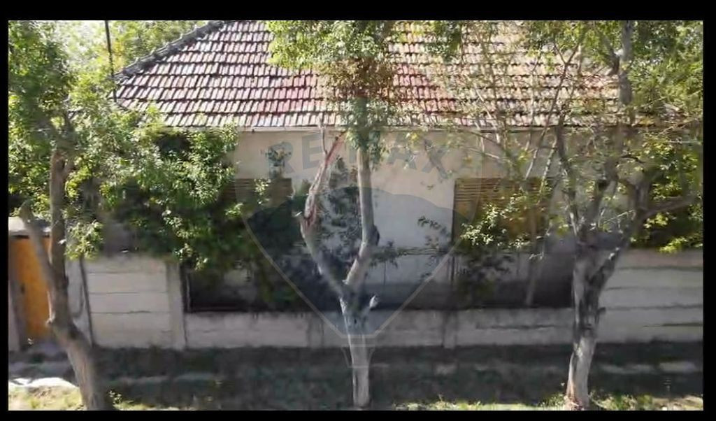Casă cu gradina mare in Boiu
