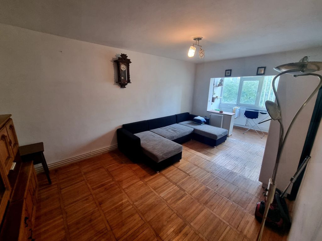Soveja eden--- apartament 4 camere decomandat cu gaze