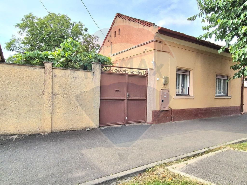 Casă cu teren generos de 1.100 mp, de vânzare în carti...
