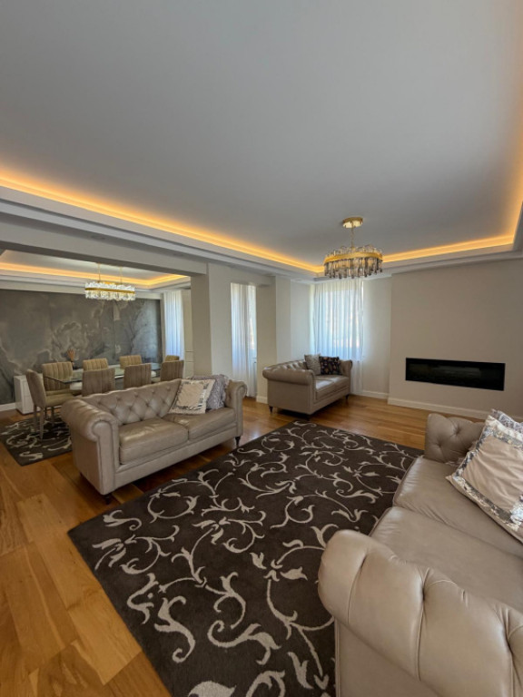 Apartament de lux, 200 mp, etaj intermediar, Radauti