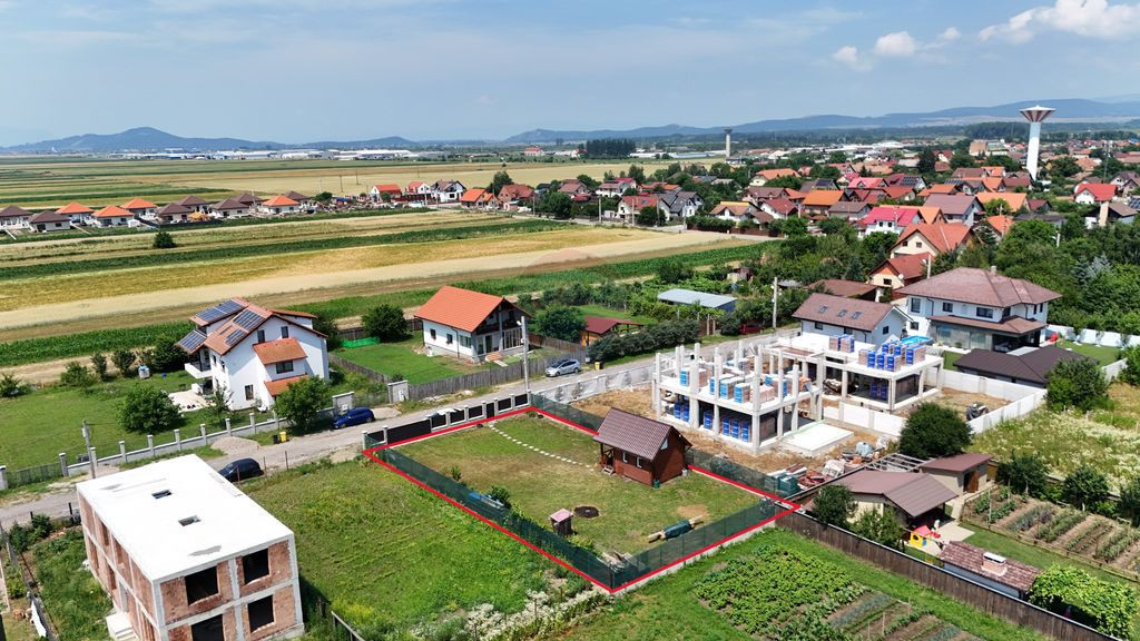 Teren intravilan 609 mp | Împrejmuit | Branșat la utili...