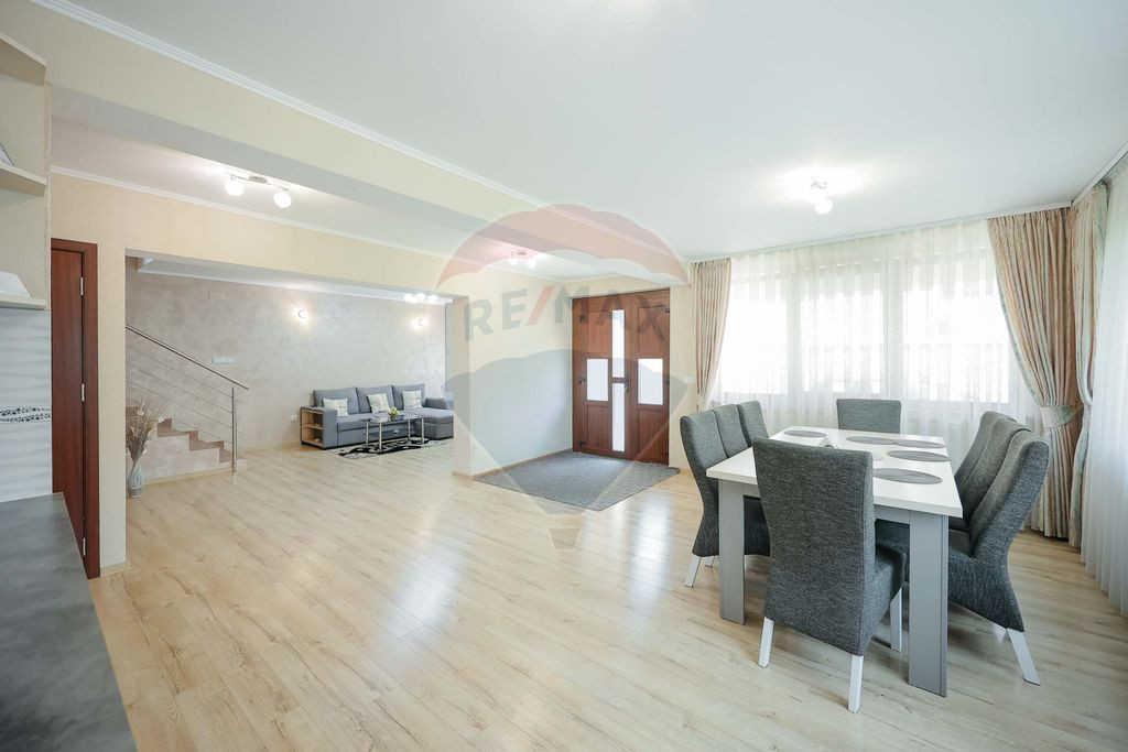 Casă / Vilă de vânzare cu 7 camere, în Haieu