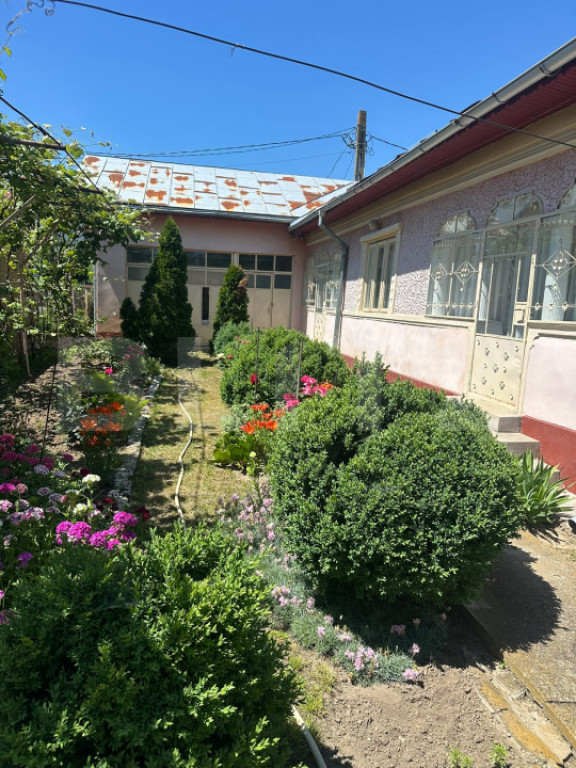 Casa cu garaj si teren + anexe, 100 mp, zona Produlești