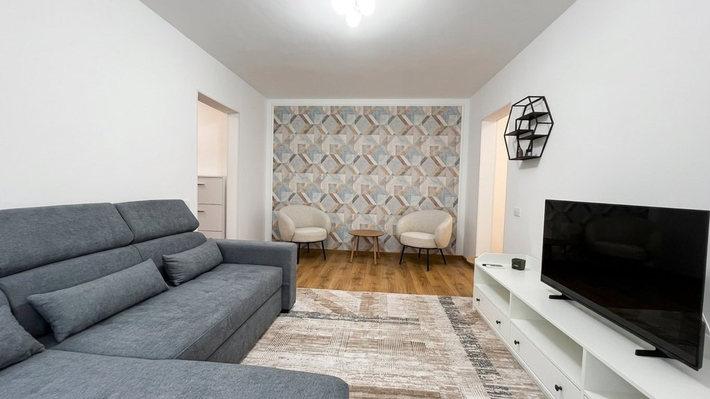 2 camere,Prima inchiriere si renovat,etaj 5/10,1 minut de Me
