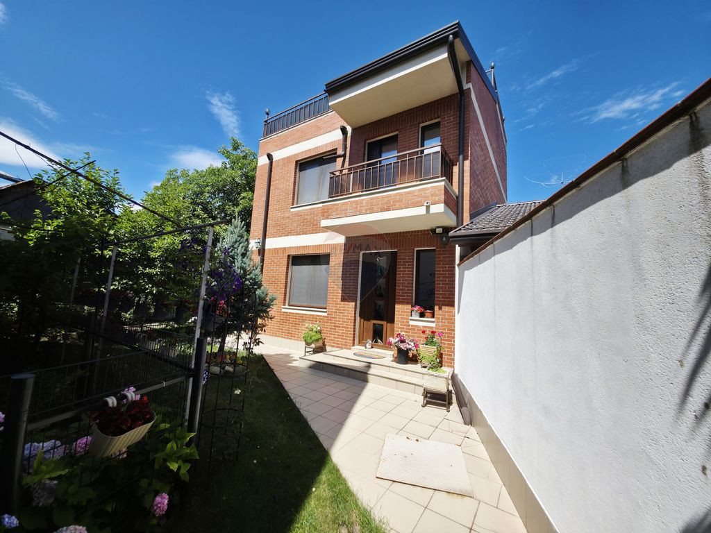 Casa individuala,2 beciuri mari,anexe,920 mp teren,la 10 min.de P.Nt.