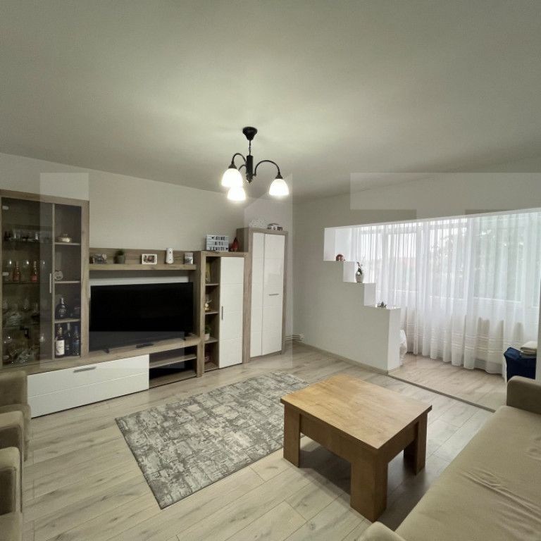 Apartament de 3 camere, zona Stejari