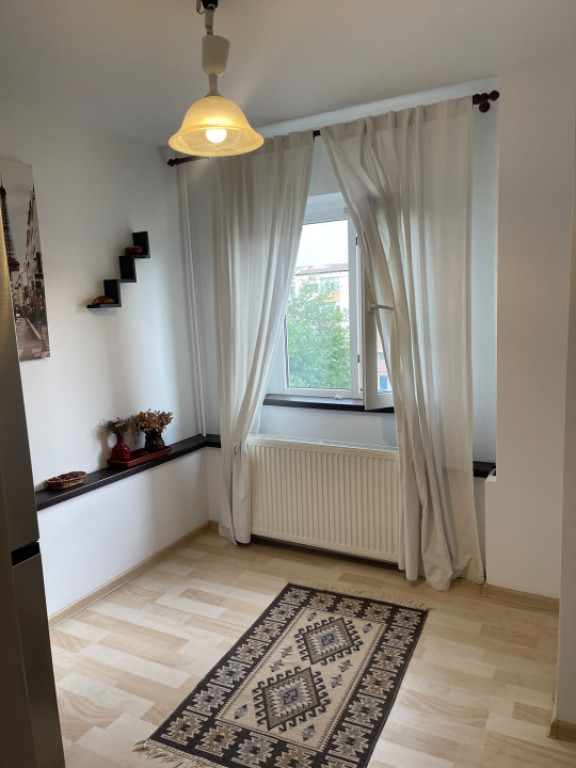 Garsonieră de închiriat, 41 mp, complet mobilată și util