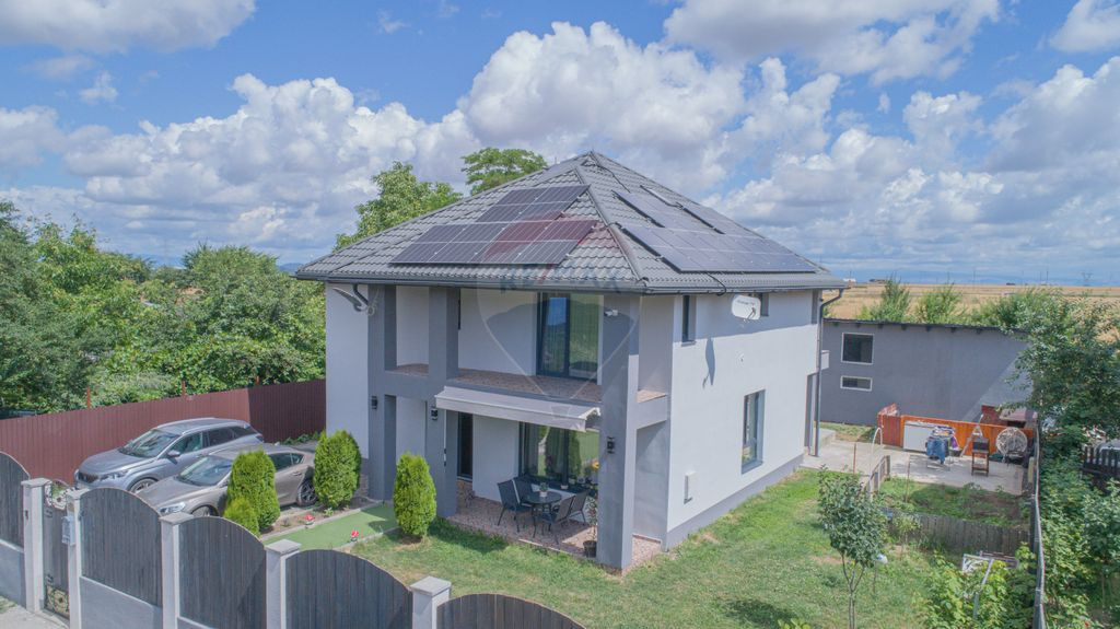 Casa 5 camere, Sacele , panouri solare 6kw, terasa , 835 mp