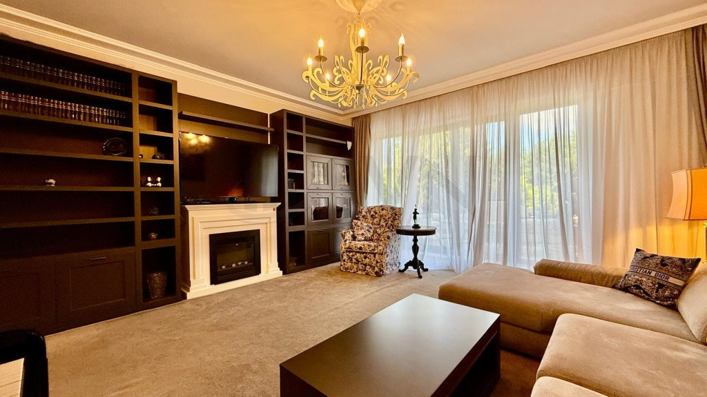 Apartament superb cu terasa si piscina Iancu Nicolae