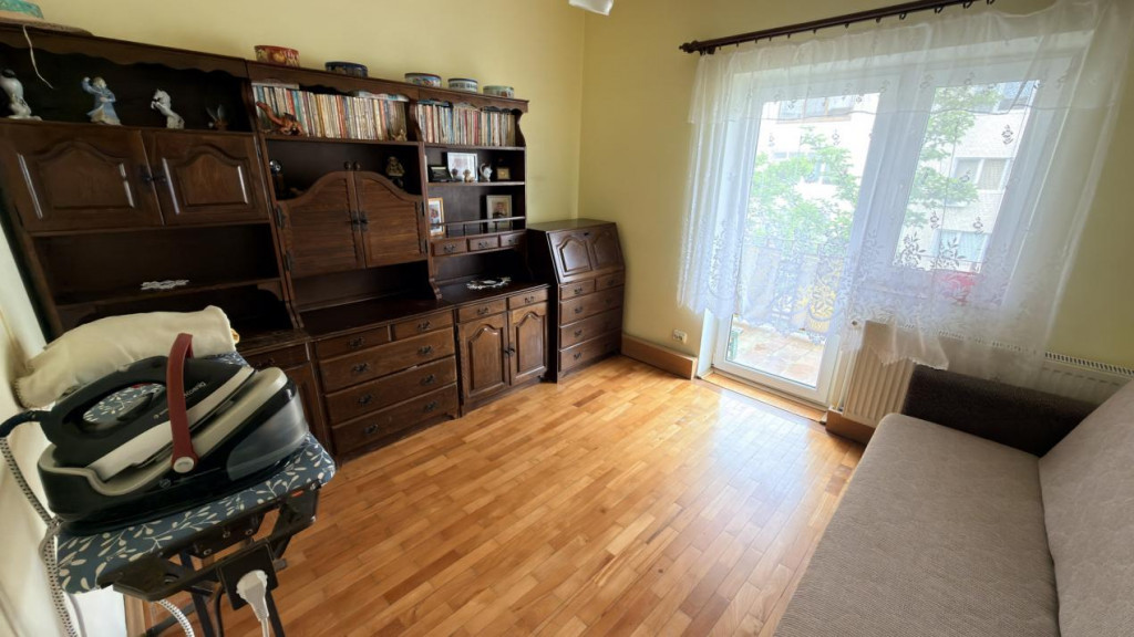 Apartament 3 camere 2 balcoane etaj intermediar zona Doamna