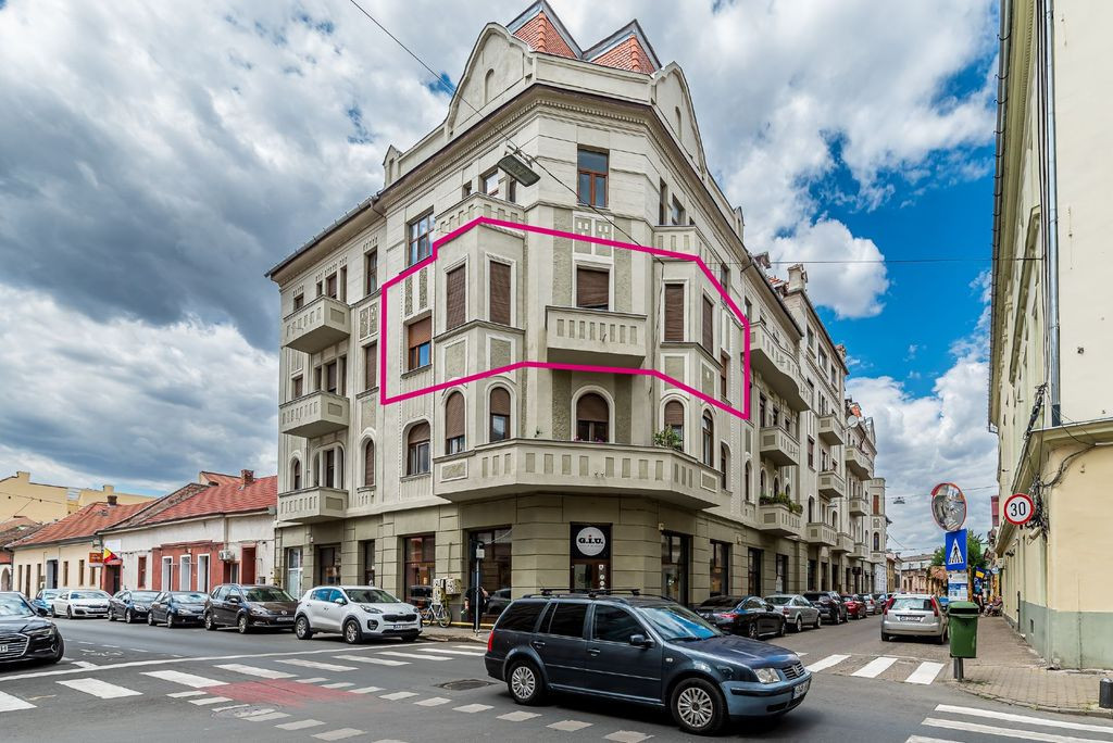 Apartament ultracentral cu 4 camere decomandat, etaj inte...