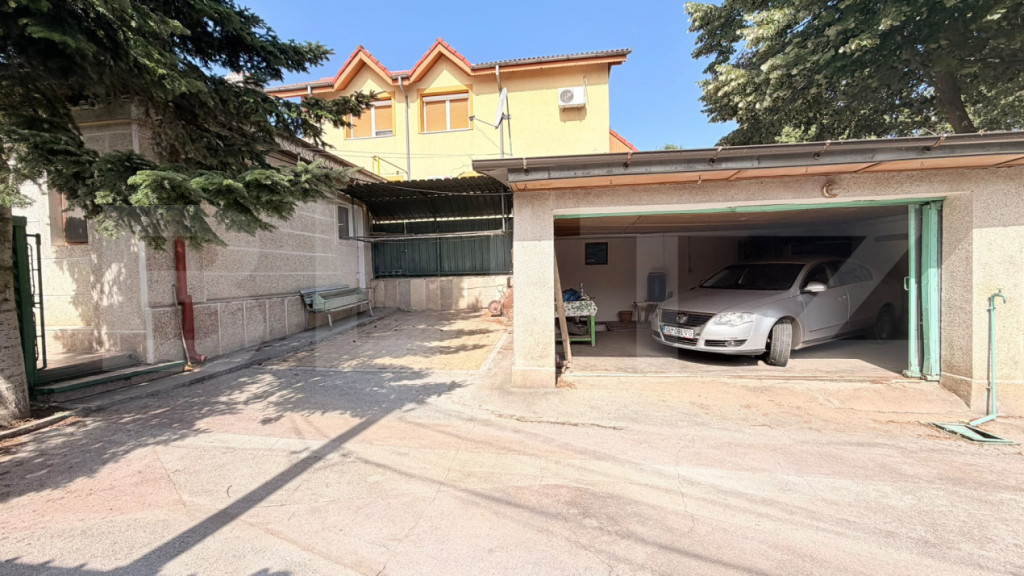 Casă cu teren generos de 800 mp, la stradă principală în
