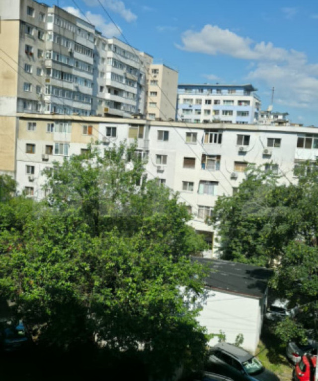 Apartament cu 3 camere, an 1983, zona Caraiman