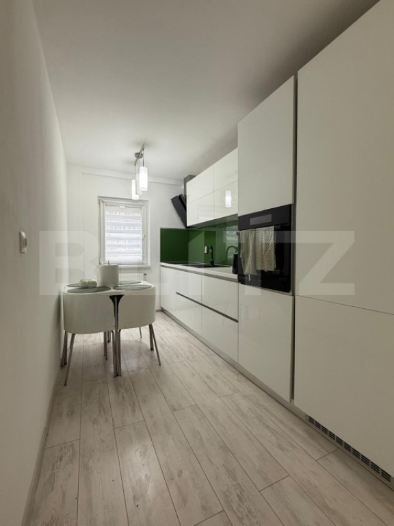 Apartament 3 camere, 2 bai, decomandat, etaj intermediar