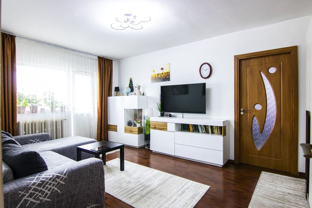 Lujerului, 2 camere, c-tie 1978, 270 metri metrou, bucata...