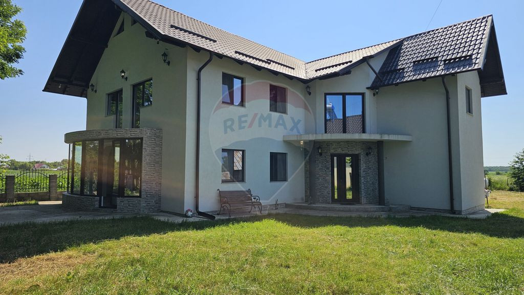 Casă / Vilă cu 6 camere de vânzare in Hânțești, Suc...