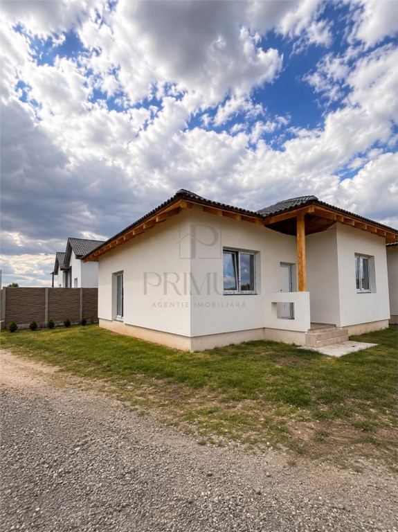 Duplex pe parter, 3 camere, toate utilitatile.