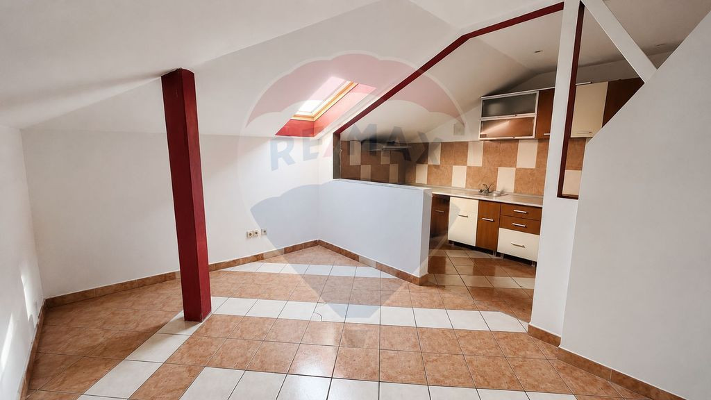 Apartament cu 3 camere de vânzare în zona Rogerius