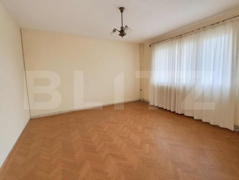 Apartament cu 4 camere, decomandat, zona Decebal