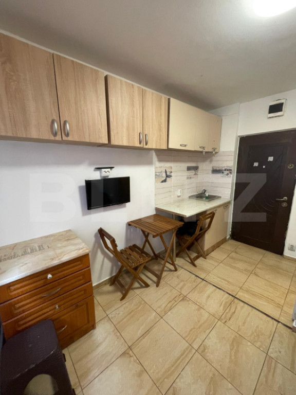 Garsoniera, renovata, cu baie , etaj 1 , Florilor