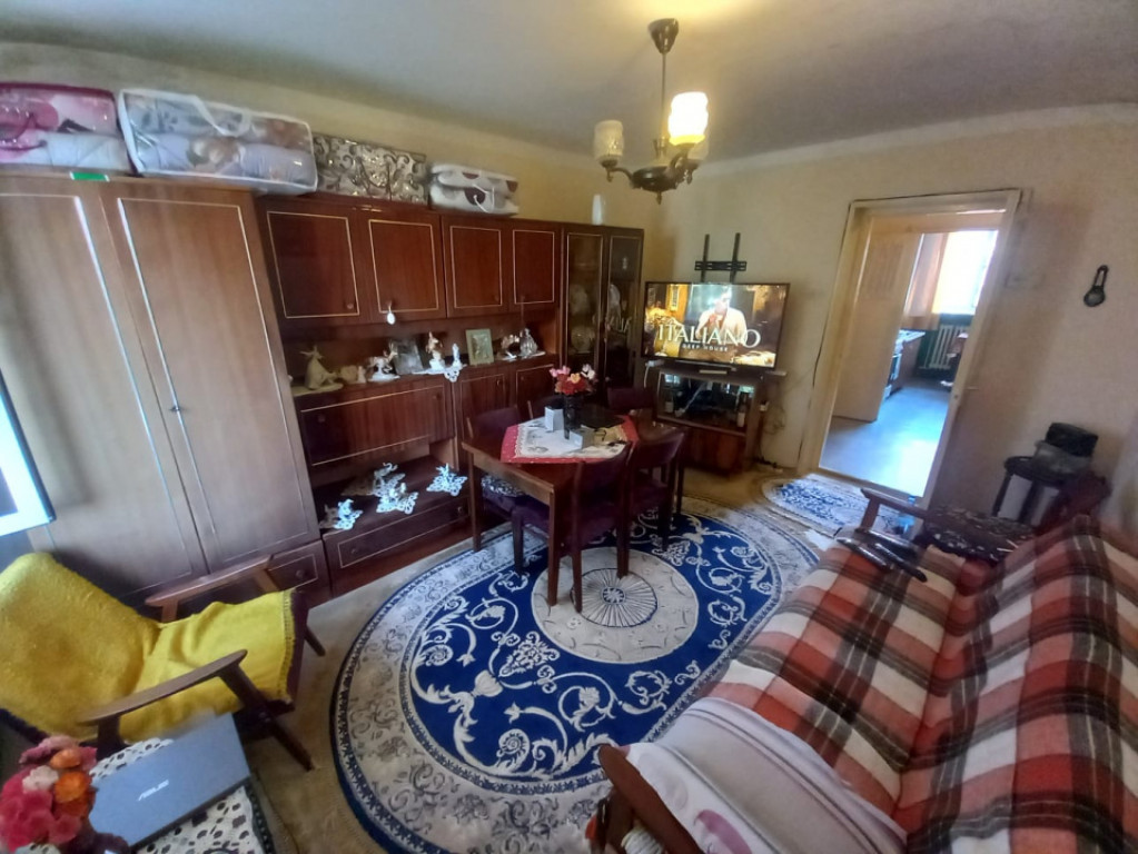 Apartament 3 camere, 57 mp, decomandat, zona Săsar