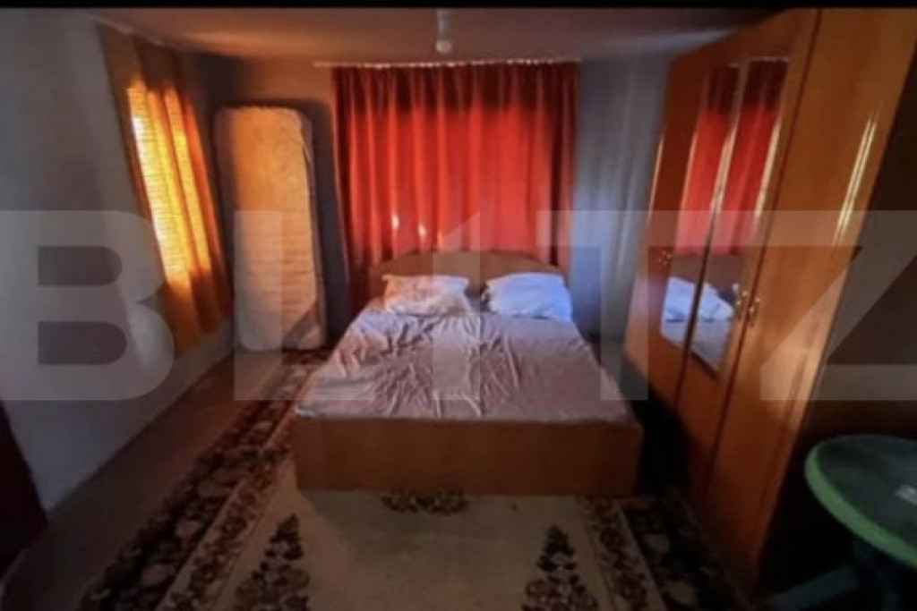 Casa de vanzare, cu 10 ari de teren, in zona linistita