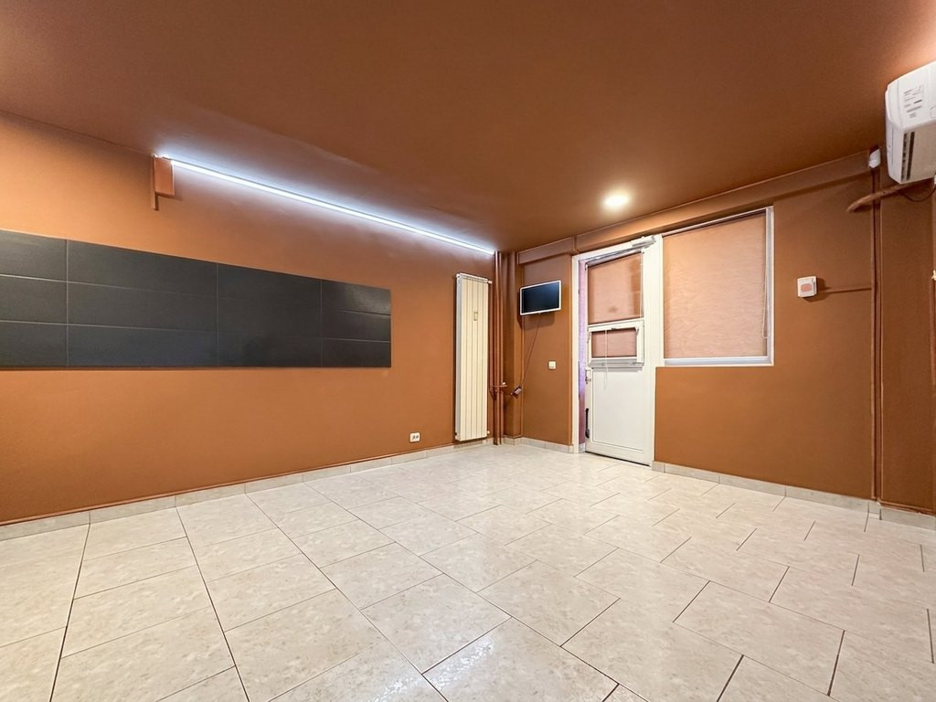 Spatiu comercial stradal, vad pietonal, parcare libera