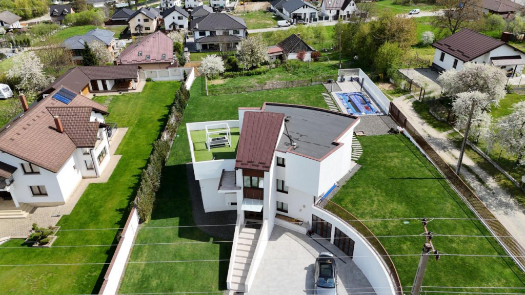 Vila de lux 5 camere +1500mp teren Cisnadie