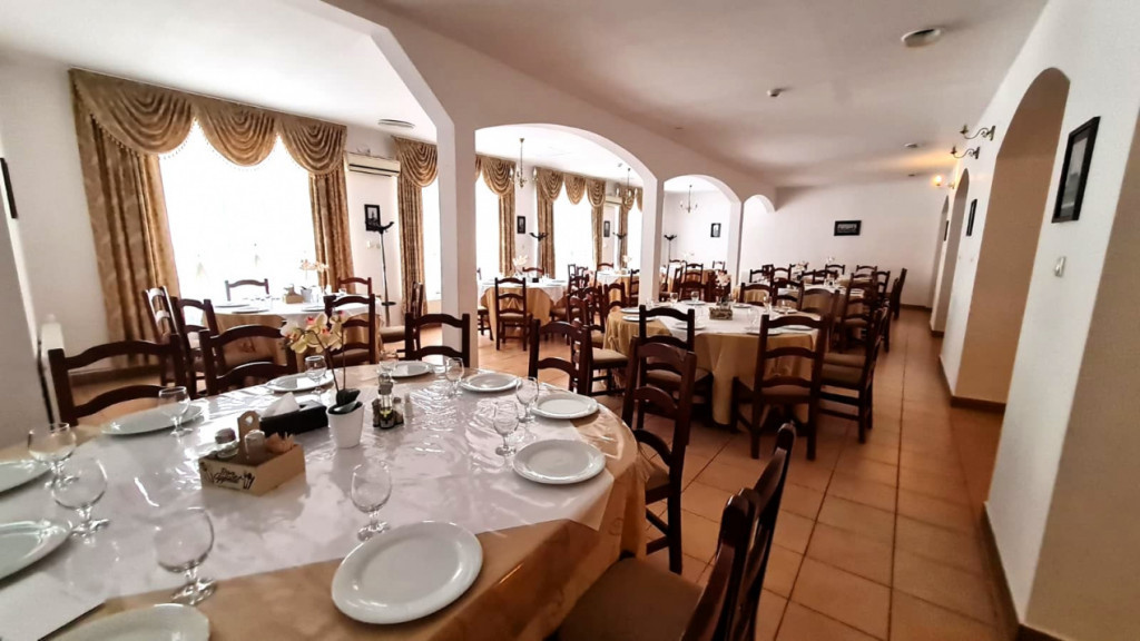 Pensiune cu 67 locuri de cazare, zona Curmatura