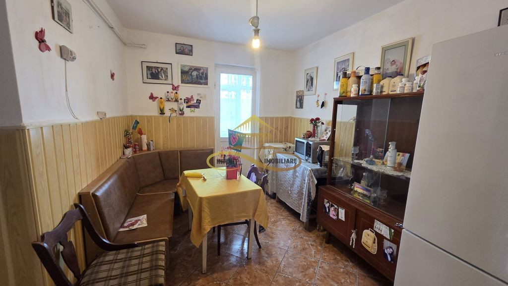 Apartament cu 3 camere de vanzare pe Strada Alecu Russo