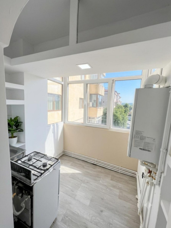 Garsoniera spatioasa transformata in apartament cu 2 camere