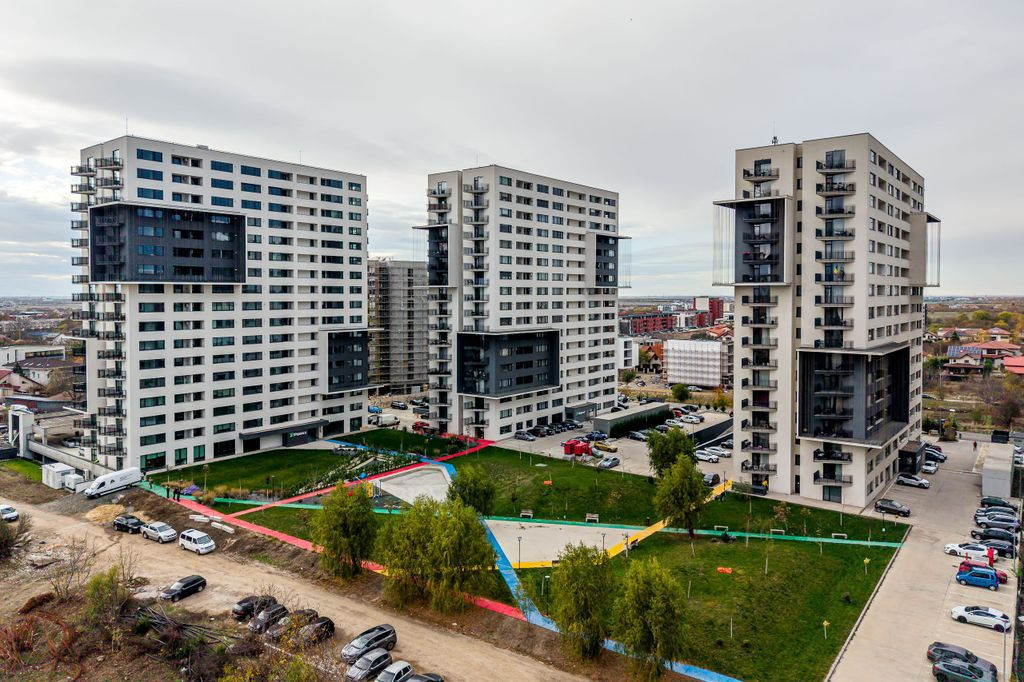 Apartament cu 3 camere, 2 bai, centrala proprie, zona Ara...