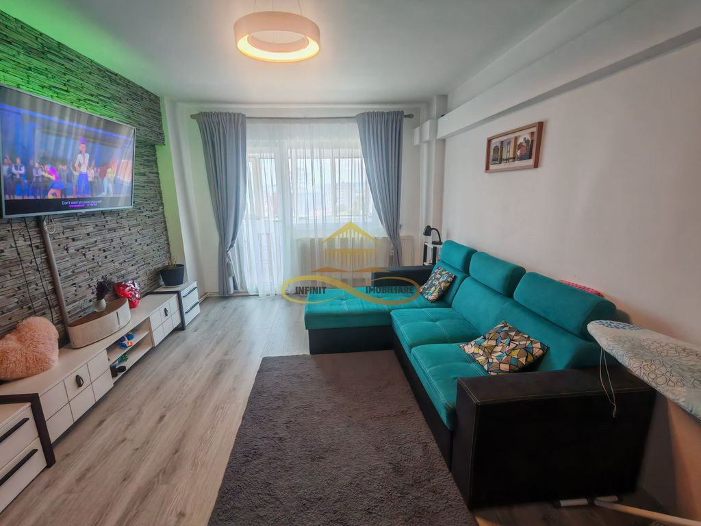 Vând apartament cu 3 camere decomandate in centrul oraș...