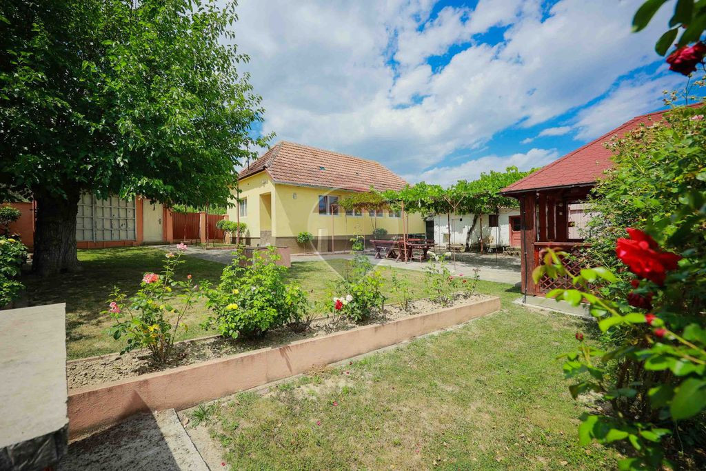 Casă cu 3 camere, complet renovată, teren 8.788 mp, For...