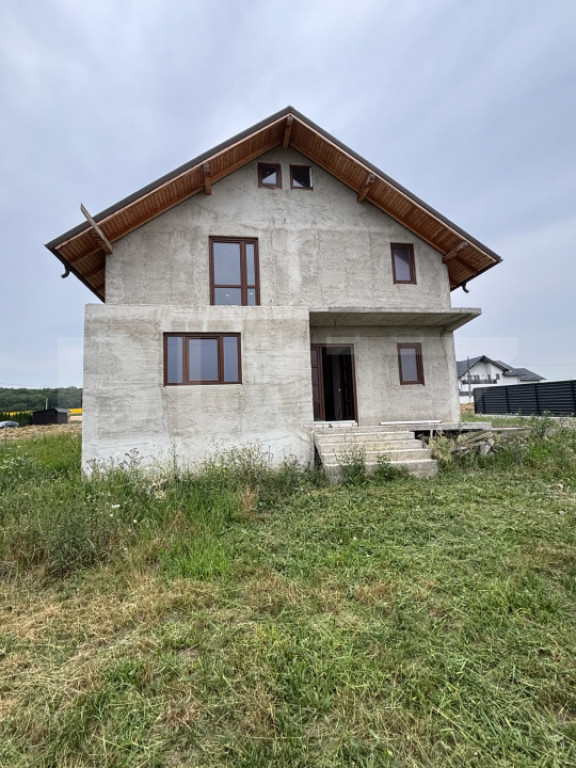 Casă cu 4 dormitoare, 145 mp utili, teren 500 mp, la stadiu