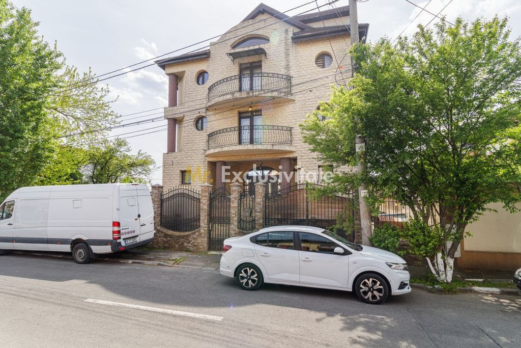 Casa Mare Sector 2, 550mp util, 300mp teren