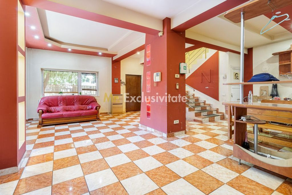 Casa cu curte | Cladire pentru activitati comerciale si s...