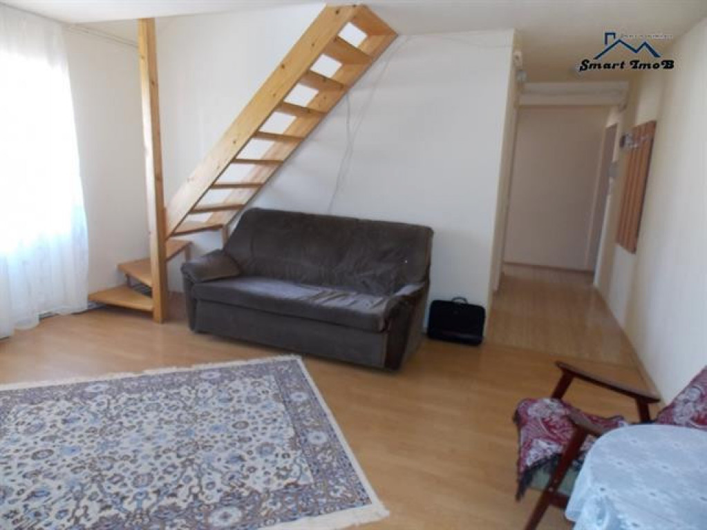 Mansarda 5 camere zona Vasile Aaron