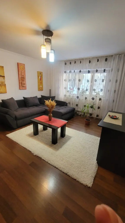 Inchiriez apartament 2 camere zona Piata Mica parter!