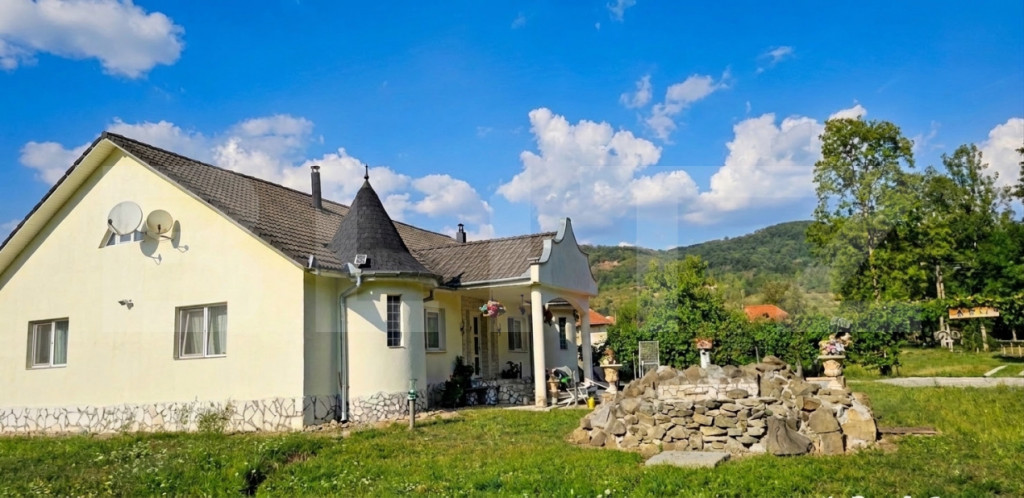 CASA INDEPENDENTĂ ENERGETIC , cu piscină interioară și e
