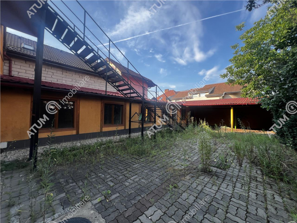 Spatiu comercial cu 10 camere 4 bai si teren de 600 mp zona