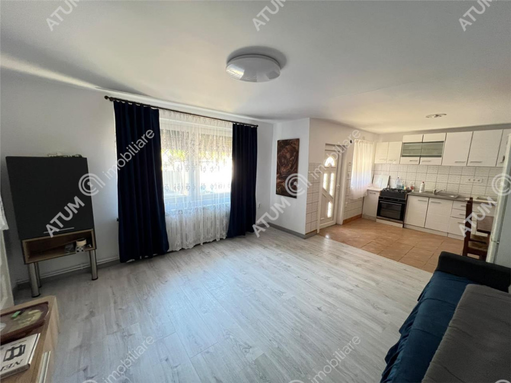 Casa individuala cu 3 camere 3 bucatarii pivnita in Poplaca